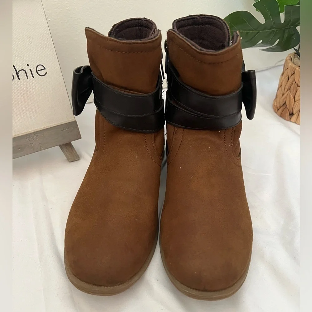 Ugg Joanie bow ankle boot for kids in cognac and dark brown. Size 3